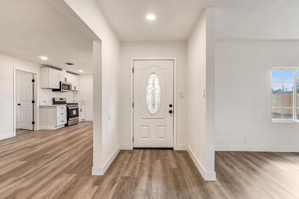 Image 5 of property listing at 130 W Celeste Avenue, Fresno, CA 93704