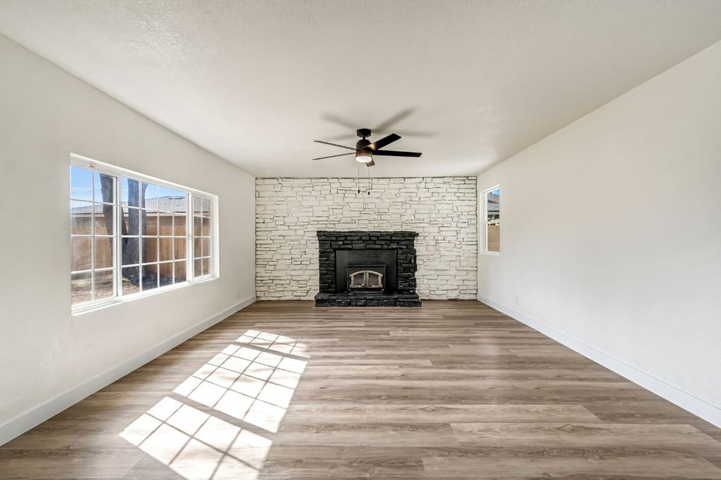 Image 7 of property listing at 130 W Celeste Avenue, Fresno, CA 93704