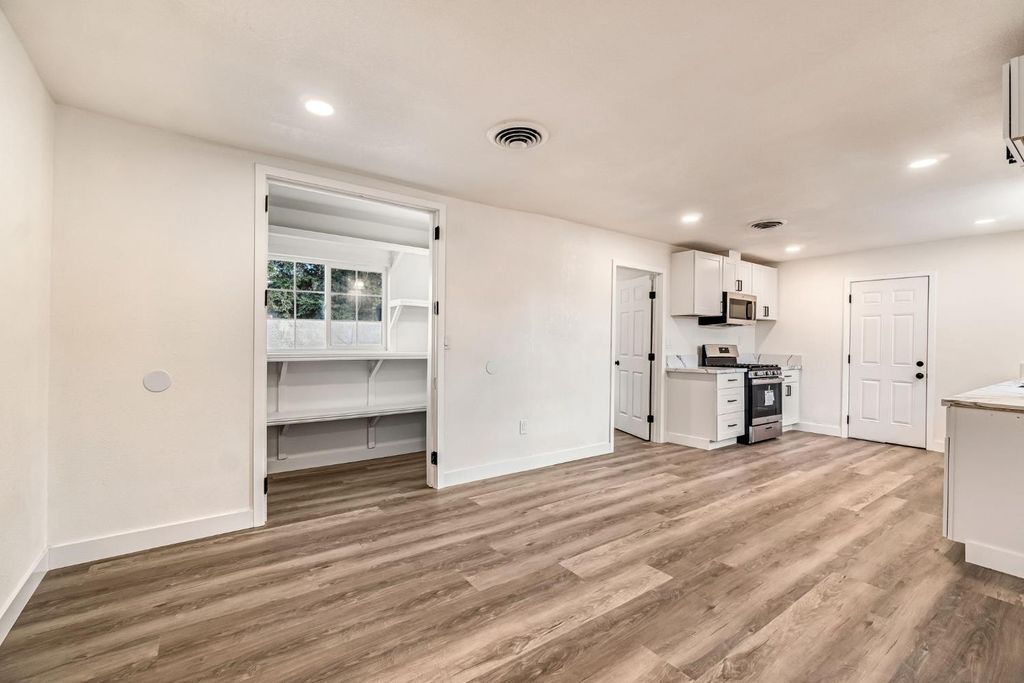 Image 9 of property listing at 130 W Celeste Avenue, Fresno, CA 93704