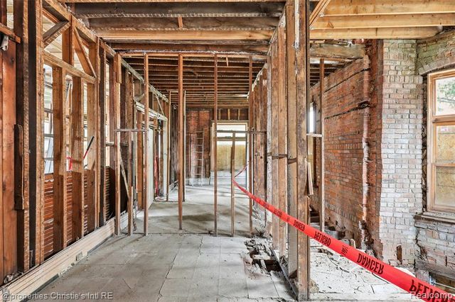 255 E Ferry Street, Detroit, MI 48202