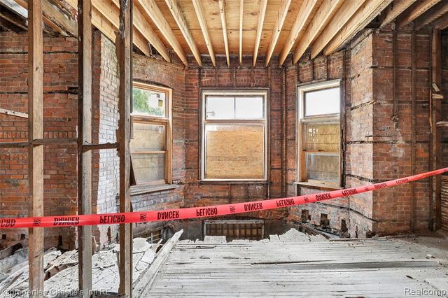 255 E Ferry Street, Detroit, MI 48202