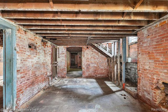 255 E Ferry Street, Detroit, MI 48202
