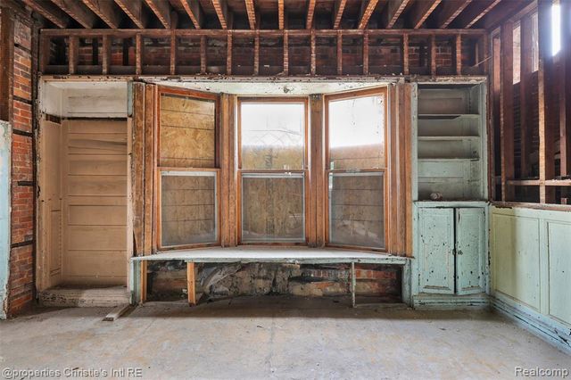 255 E Ferry Street, Detroit, MI 48202