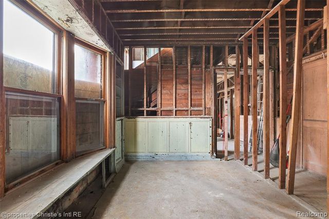 255 E Ferry Street, Detroit, MI 48202