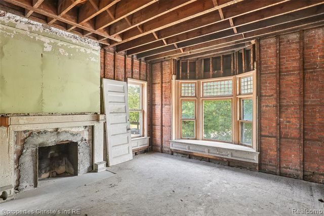 255 E Ferry Street, Detroit, MI 48202