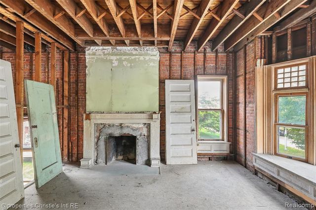 255 E Ferry Street, Detroit, MI 48202