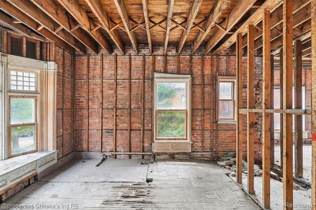 255 E Ferry Street, Detroit, MI 48202