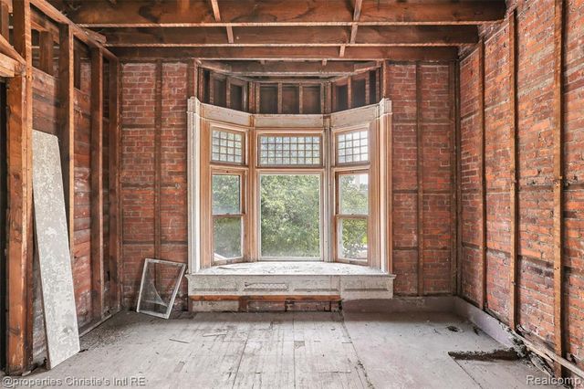 255 E Ferry Street, Detroit, MI 48202