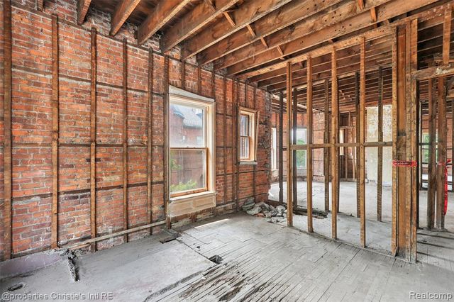 255 E Ferry Street, Detroit, MI 48202