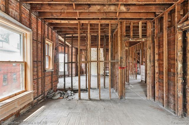 255 E Ferry Street, Detroit, MI 48202