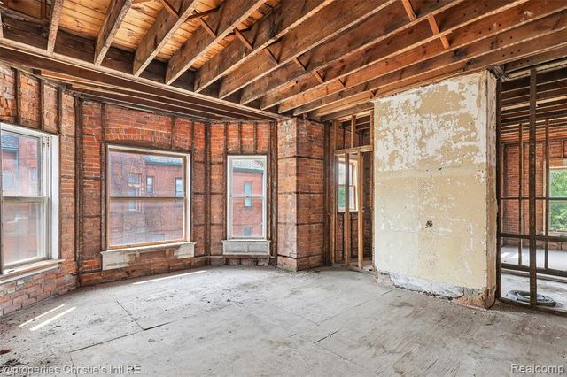 255 E Ferry Street, Detroit, MI 48202