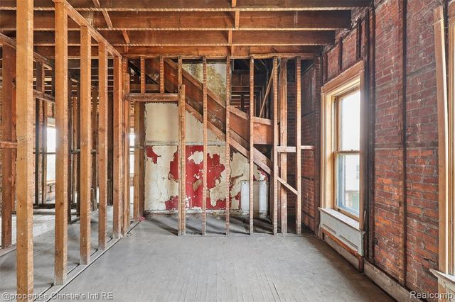 255 E Ferry Street, Detroit, MI 48202