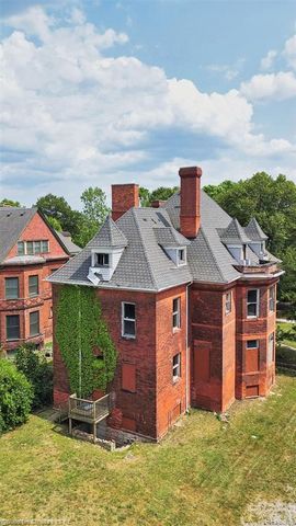 255 E Ferry Street, Detroit, MI 48202