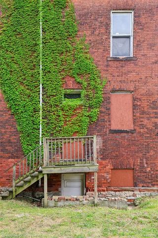 255 E Ferry Street, Detroit, MI 48202