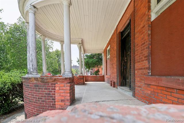 255 E Ferry Street, Detroit, MI 48202