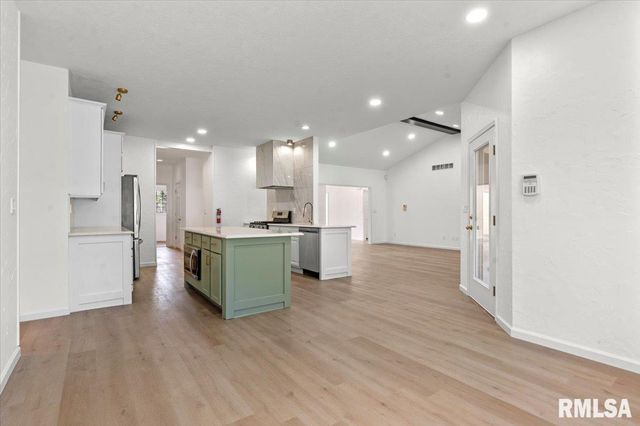 114 HEATHERSTONE Drive, Chatham, IL 62629