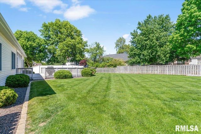 114 HEATHERSTONE Drive, Chatham, IL 62629