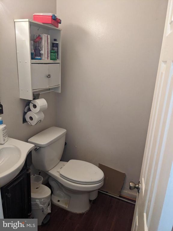 Image 2 of property listing at 7426 RHONDDA DR, Lorton, VA 22079