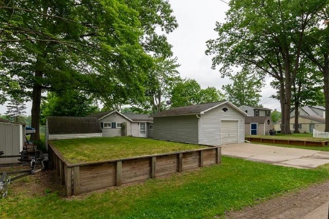 735 Pleasant Shores Street, Gladwin, MI 48624
