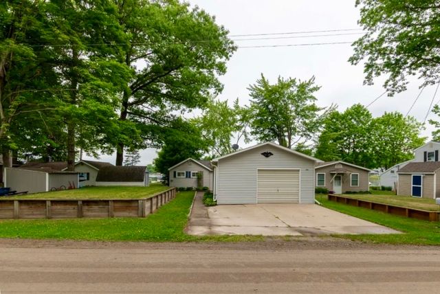 735 Pleasant Shores Street, Gladwin, MI 48624