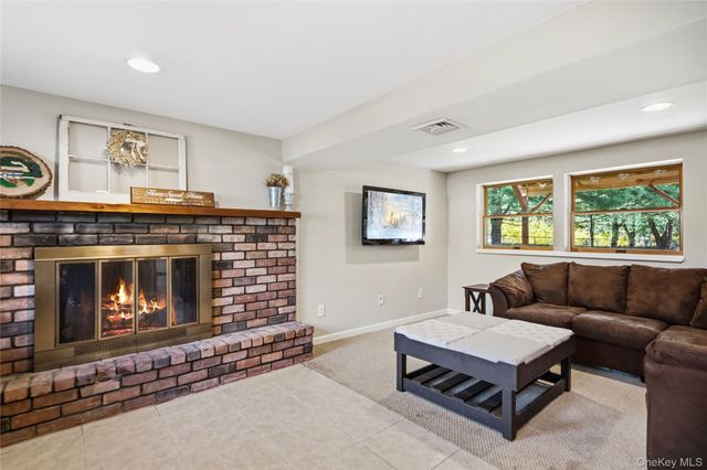 12 Branch Lane, East Setauket, NY 11733