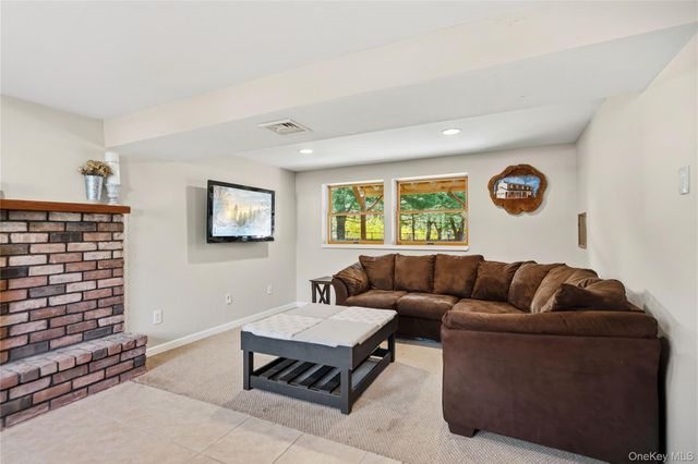 12 Branch Lane, East Setauket, NY 11733