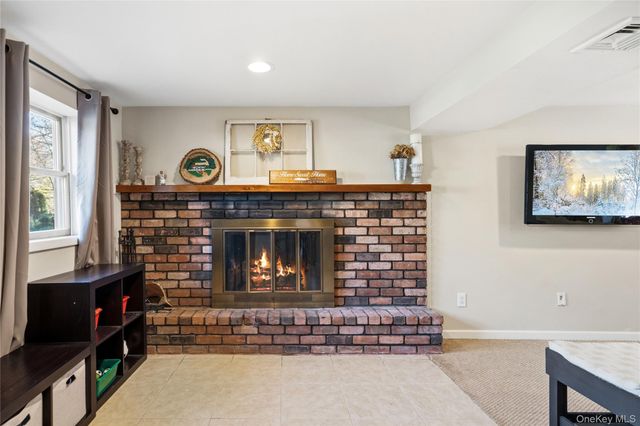 12 Branch Lane, East Setauket, NY 11733