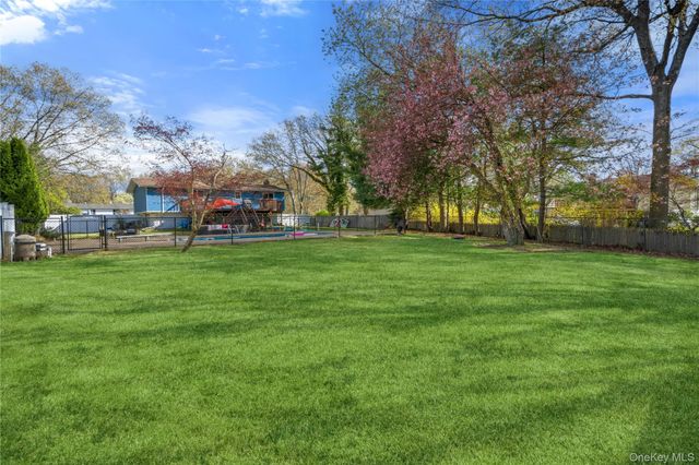 12 Branch Lane, East Setauket, NY 11733