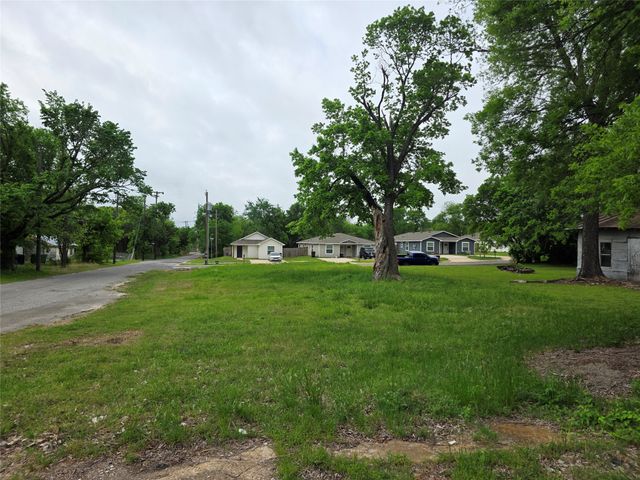 619 E 3rd Street, Bonham, TX 75418