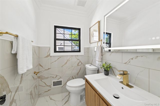 149 Fendale Street, Franklin Square, NY 11010
