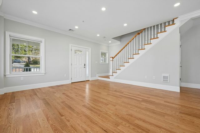 140 Main St B, Upton, MA 01568