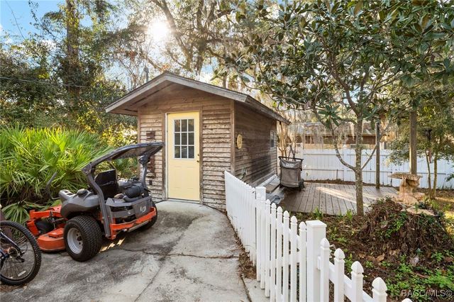 16 52nd Street, Yankeetown, FL 34498