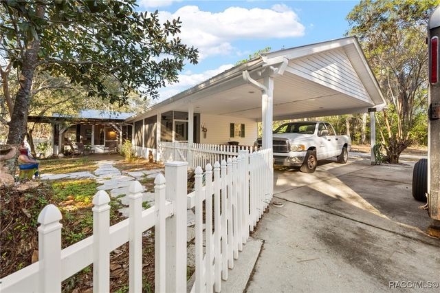 16 52nd Street, Yankeetown, FL 34498