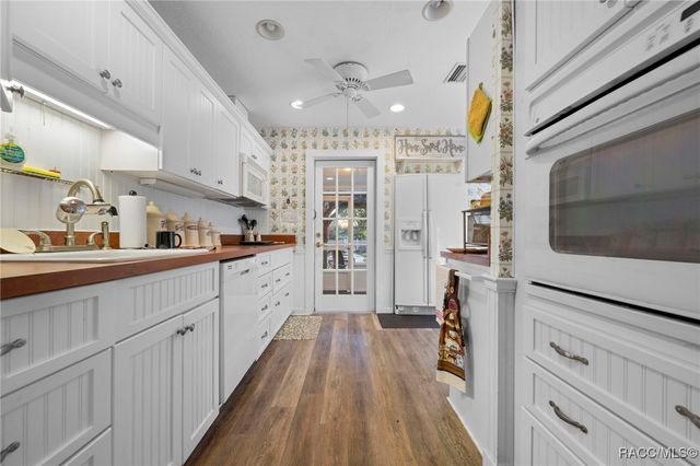 16 52nd Street, Yankeetown, FL 34498