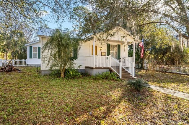 16 52nd Street, Yankeetown, FL 34498