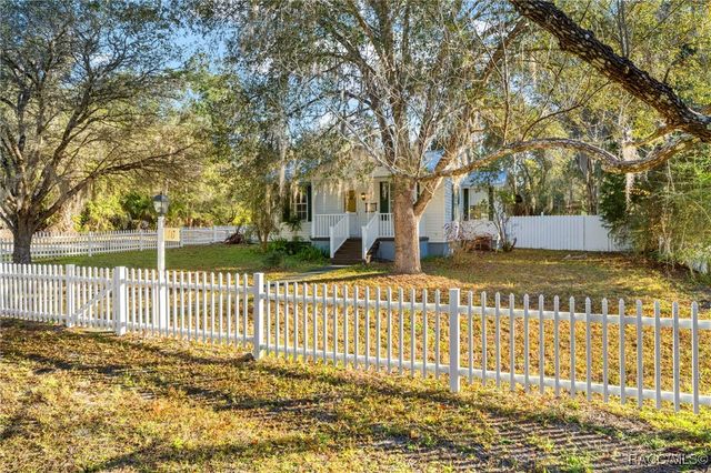 16 52nd Street, Yankeetown, FL 34498
