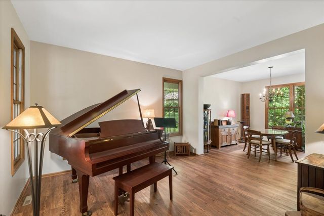 300 White Tail Lane, Ingleside, IL 60041