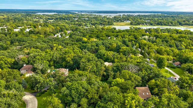 300 White Tail Lane, Ingleside, IL 60041