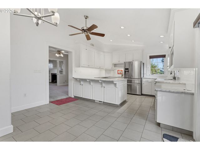 778 E LINCOLN St, Woodburn, OR 97071