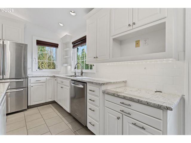 778 E LINCOLN St, Woodburn, OR 97071