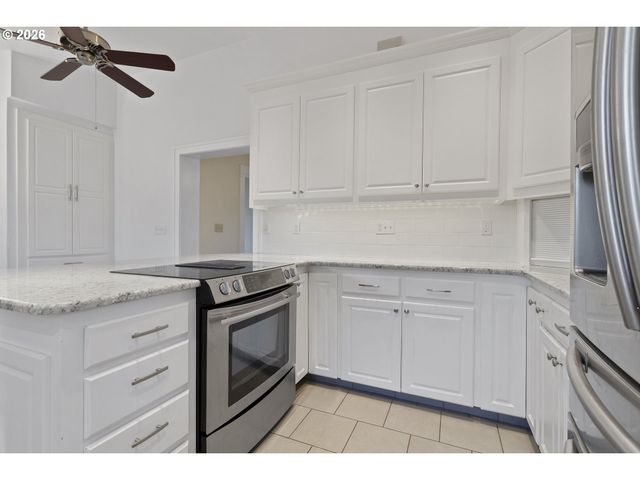 778 E LINCOLN St, Woodburn, OR 97071