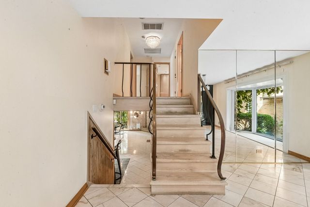 6936 N Kostner Avenue, Lincolnwood, IL 60712