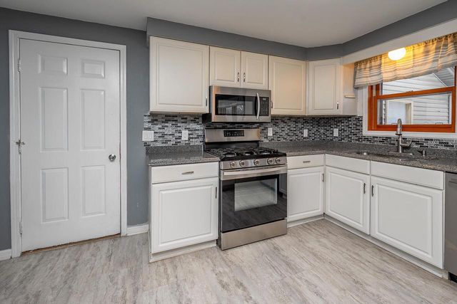 W229S8060 Big Bend DRIVE, Big Bend, WI 53103