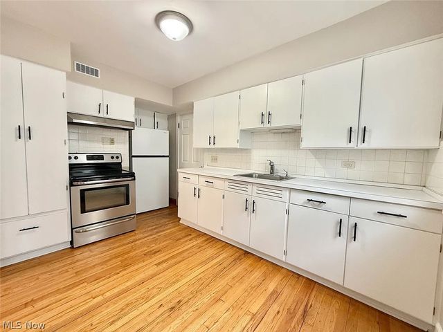 2171 Lincoln Avenue, Lakewood, OH 44107