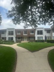 2711 Hobson Road 2, Woodridge, IL 60517