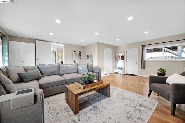 352 Cambridge Way, Livermore, CA 94550