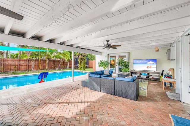 15930 SW 90th Ave, Palmetto Bay, FL 33157