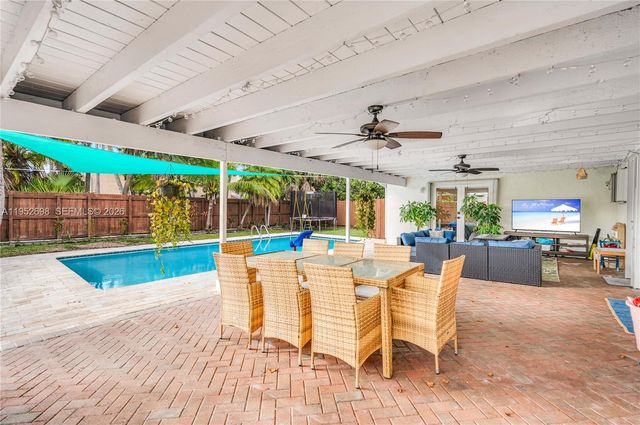 15930 SW 90th Ave, Palmetto Bay, FL 33157