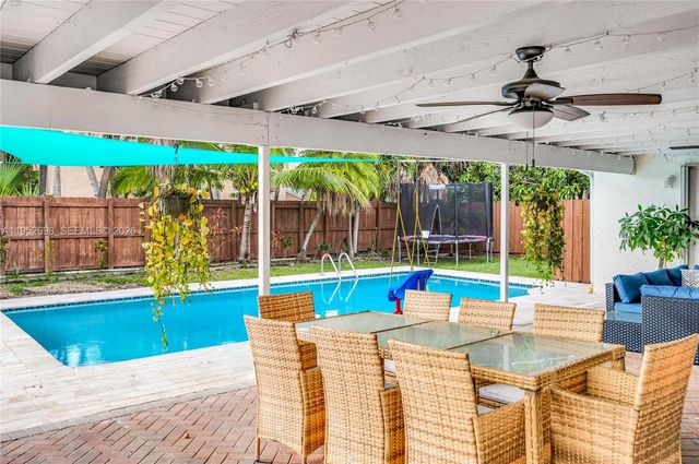 15930 SW 90th Ave, Palmetto Bay, FL 33157