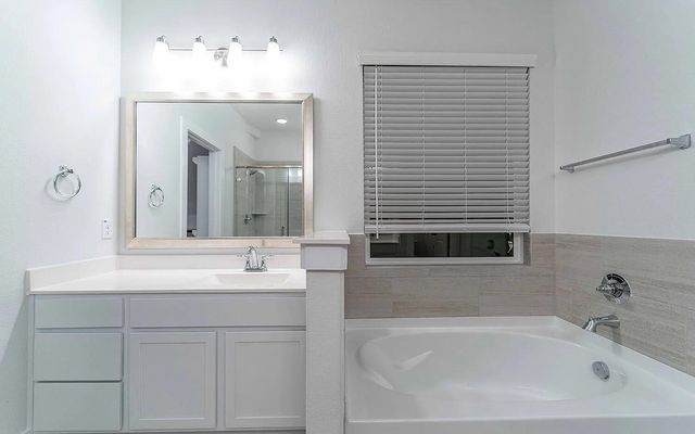 213 Alicante LN, Liberty Hill, TX 78642